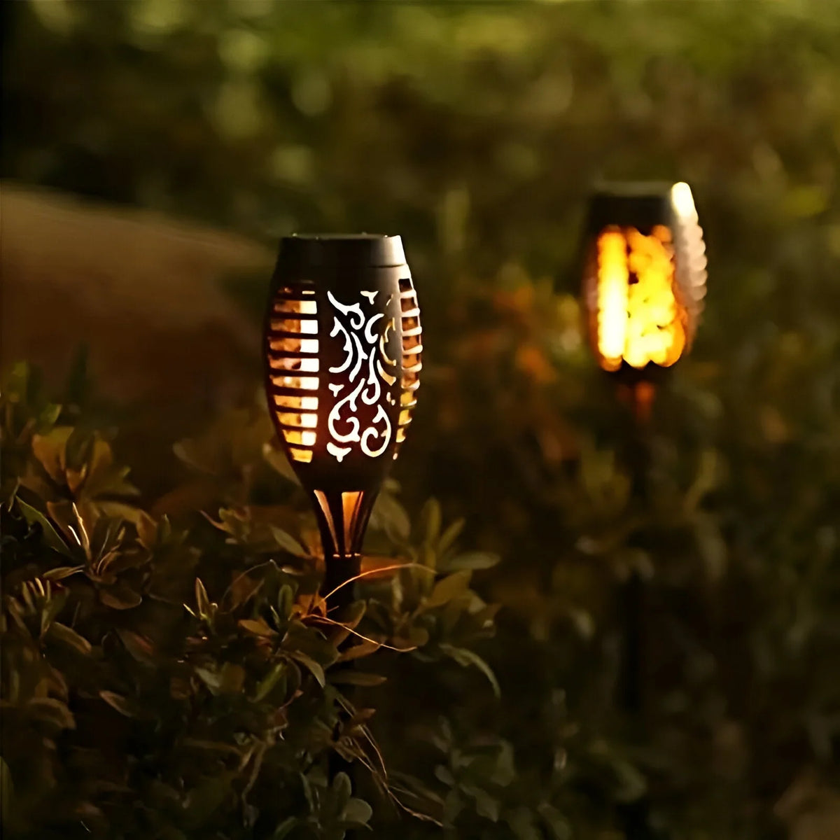 Garden Light Solar-Powered Flickering Flame IP65 Weather-Resistant